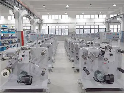 Atelier de machines de découpe et enroulage de labels