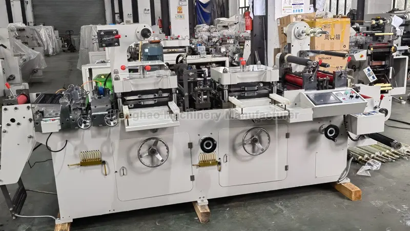 Machine de découpe à plat à double station pour étiquettes avec alimentation en rouleau à roulea Matériaux personnalisés