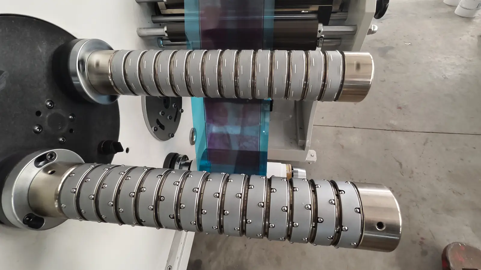 Machine d'Impression Flexo sur Mesure – Découpe, Refendage, Traitement Corona & Double Enroule Matériaux personnalisés