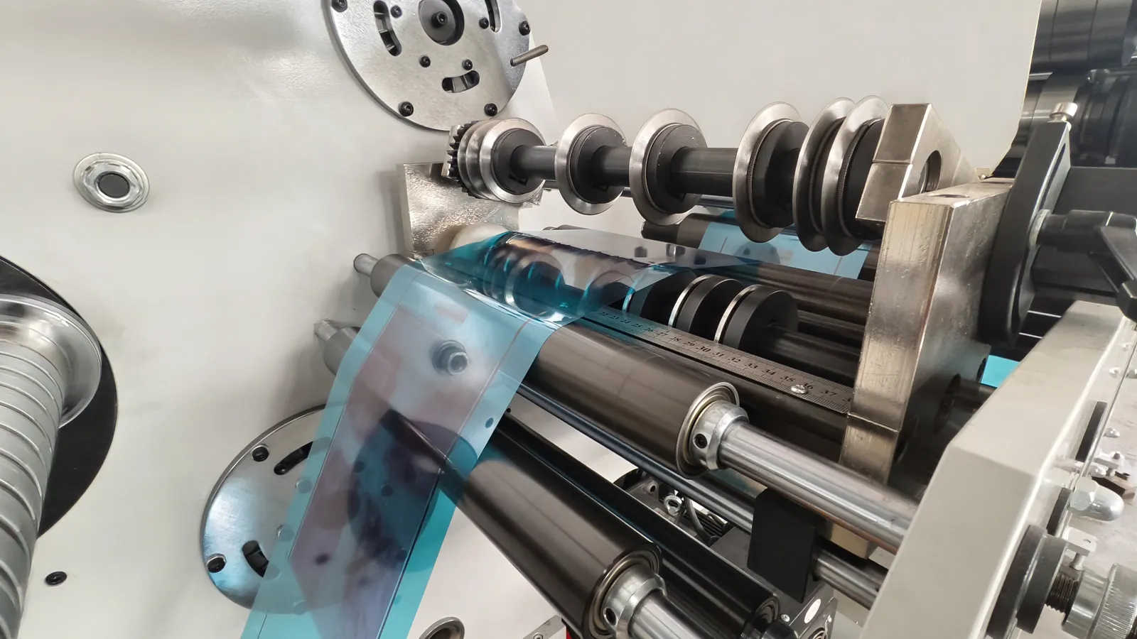 Machine d'Impression Flexo sur Mesure – Découpe, Refendage, Traitement Corona & Double Enroule Matériaux personnalisés