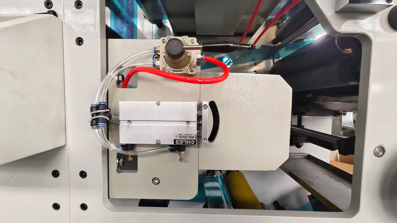 Machine d'Impression Flexo sur Mesure – Découpe, Refendage, Traitement Corona & Double Enroule Matériaux personnalisés